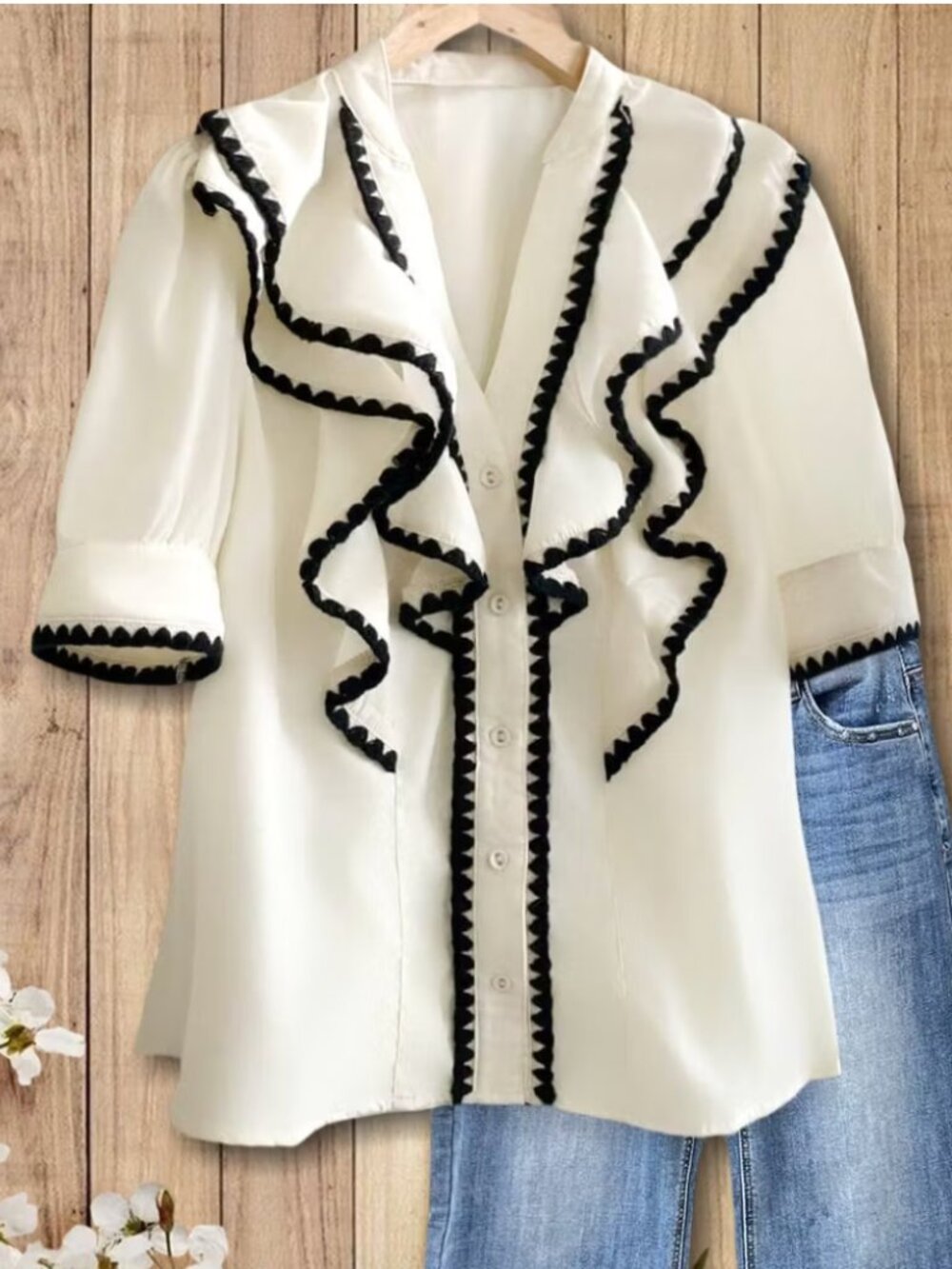 The Shirt Short Sleeve Puffed Shoulder Shirt in size L is a classic and casual b